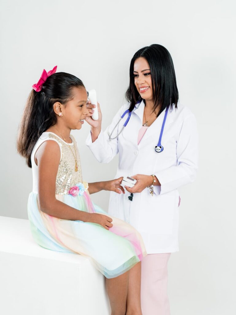 Dra. Lidia Castillo pediatra en Managua atendiendo niños.